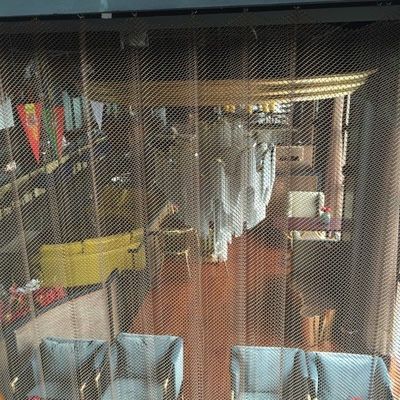 Полировка металлической катушки занавески для решения дизайна интерьера