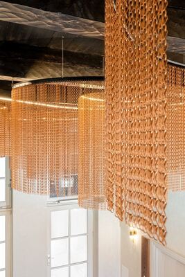 24 мм расстояние между цепями 1,2 мм диаметр проволоки Алюминиевый цепный летящий экран с 60% открытой площадью для промышленных применений